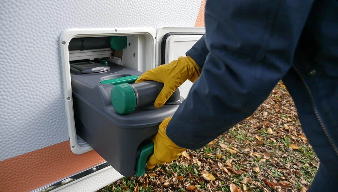 Gids voor campingtoiletten: chemisch toilet - hoe werkt het, sanitaire toevoegingen, verwijdering