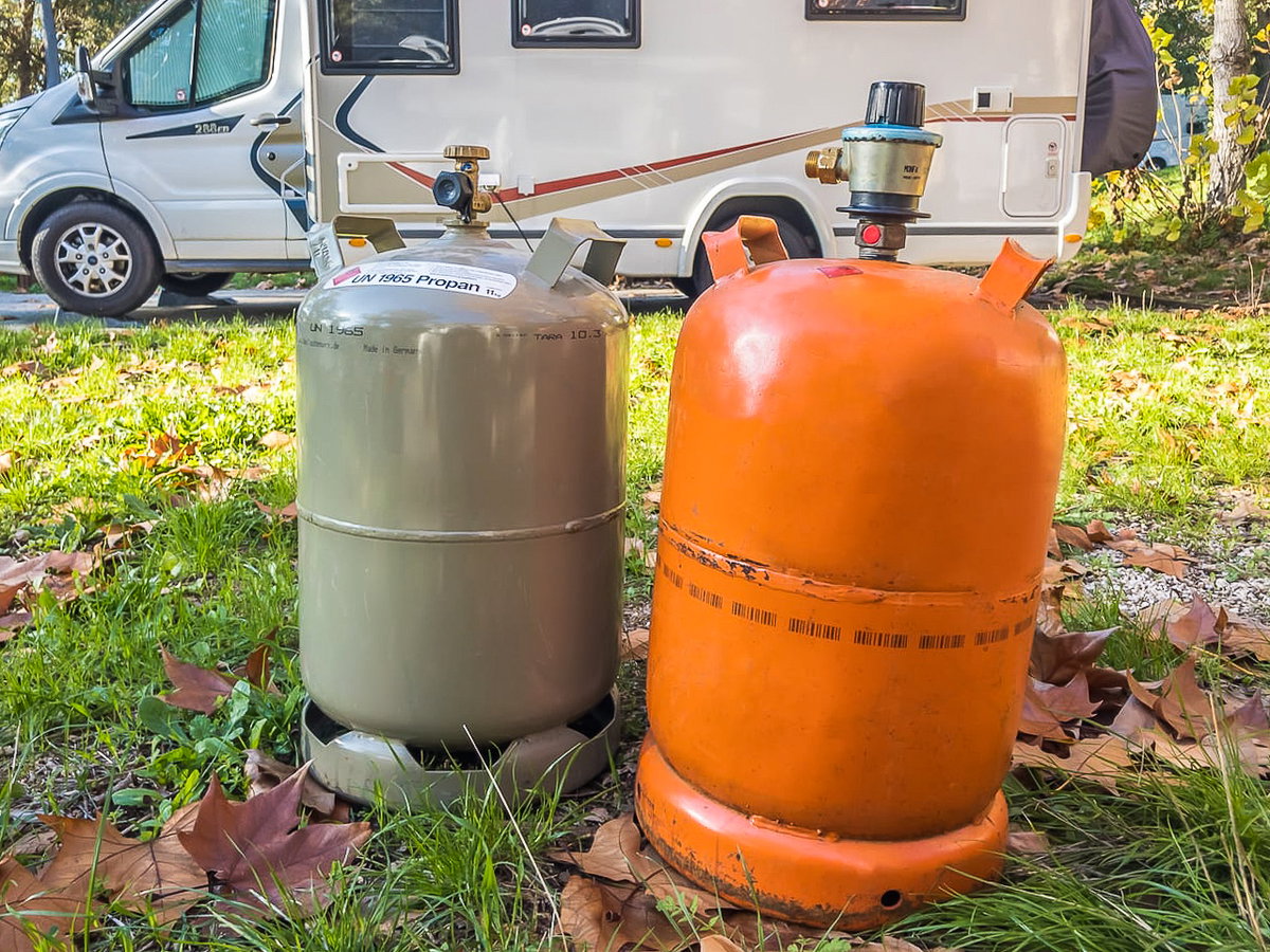 Links: Duitse gasfles, rechts: Spaanse gasfles met adapter