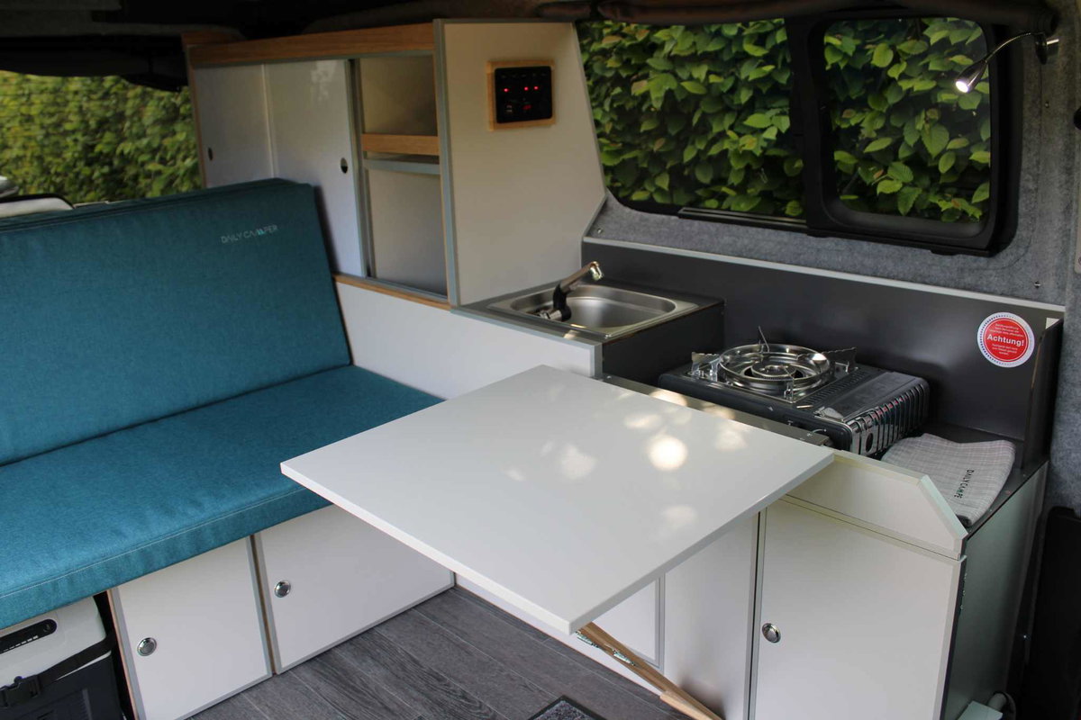 Het interieur biedt een complete inrichting inclusief kasten, gootsteen en keukenhoek. © Freizeitmobile KLIEM GmbH & Co.KG