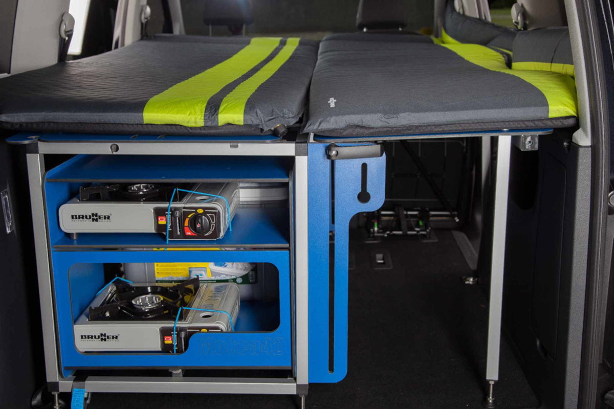 Met de MOKEA42 campingbox is er ondanks de module nog genoeg opbergruimte voor extra kampeeruitrusting. Ulf Oesterwind Kampeermodules