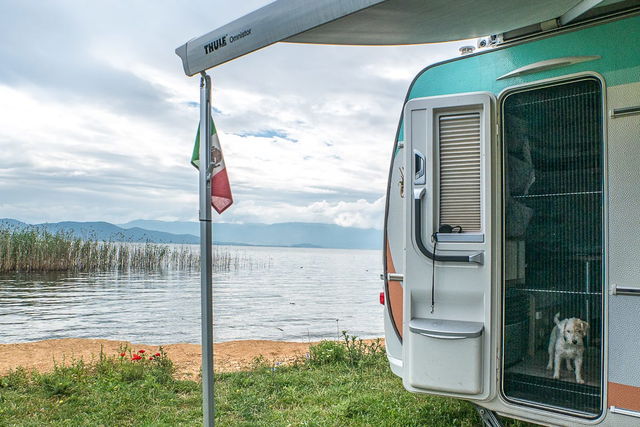 Caravans zelfvoorzienend maken: Verbouwingen op maat voor meer onafhankelijkheid