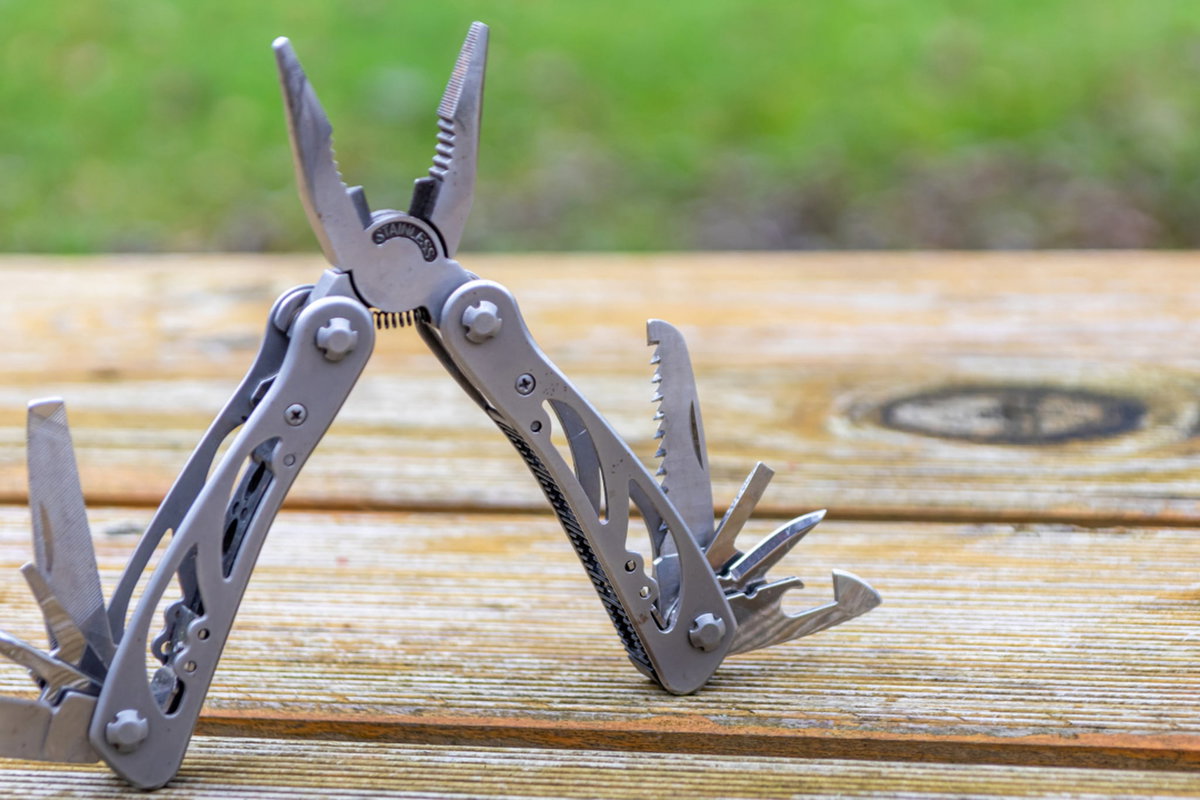 Leatherman multitool op houten tafel