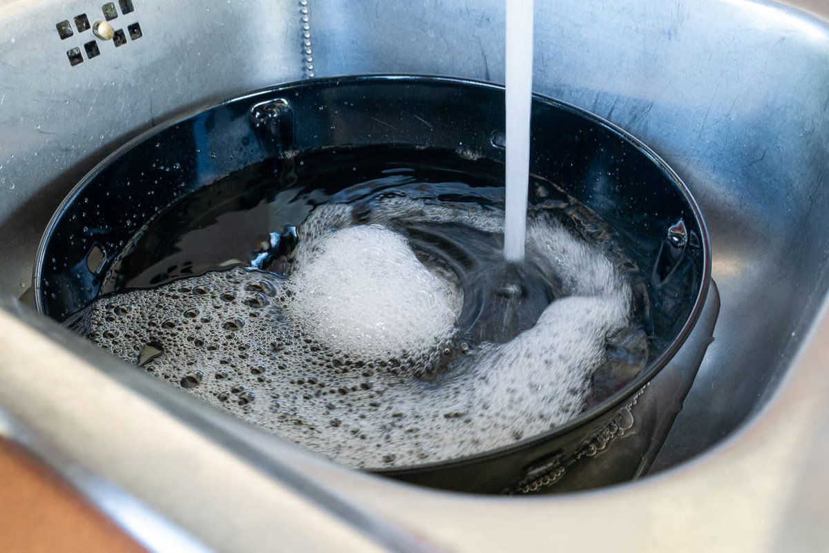 CADAC grill vetlade schoonmaken: inweken met heet water en afwasmiddel