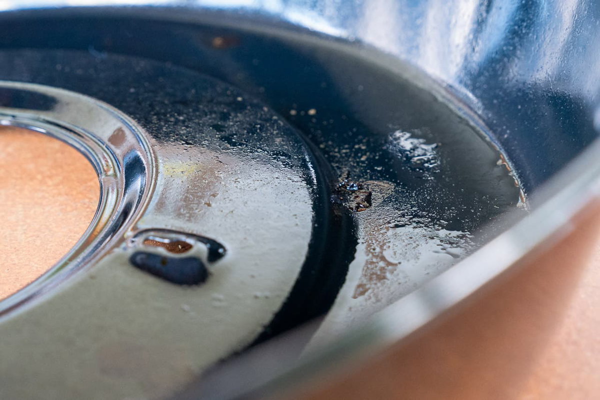 Grill schoonmaken: aangebrande resten en vet verwijderen