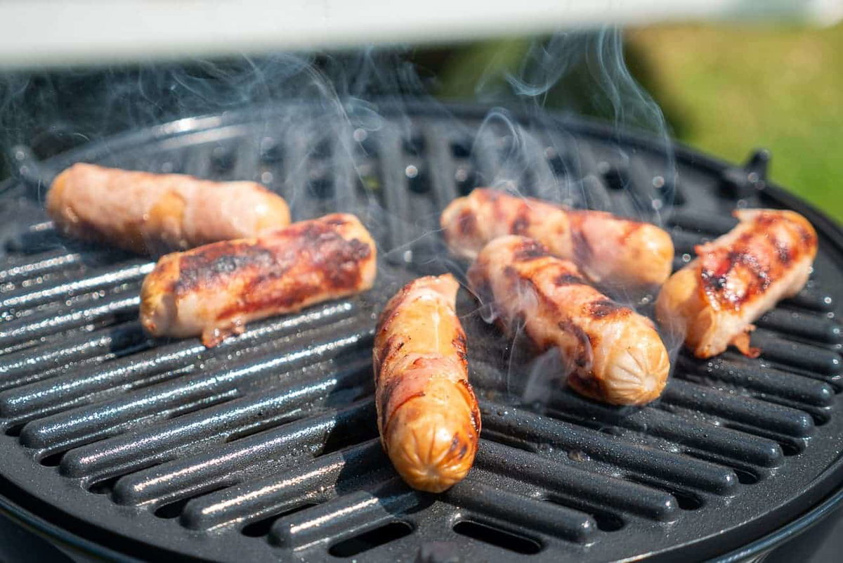 Aangebrande resten van vlees of worstjes zijn vaak lastig van het grillrooster te verwijderen.