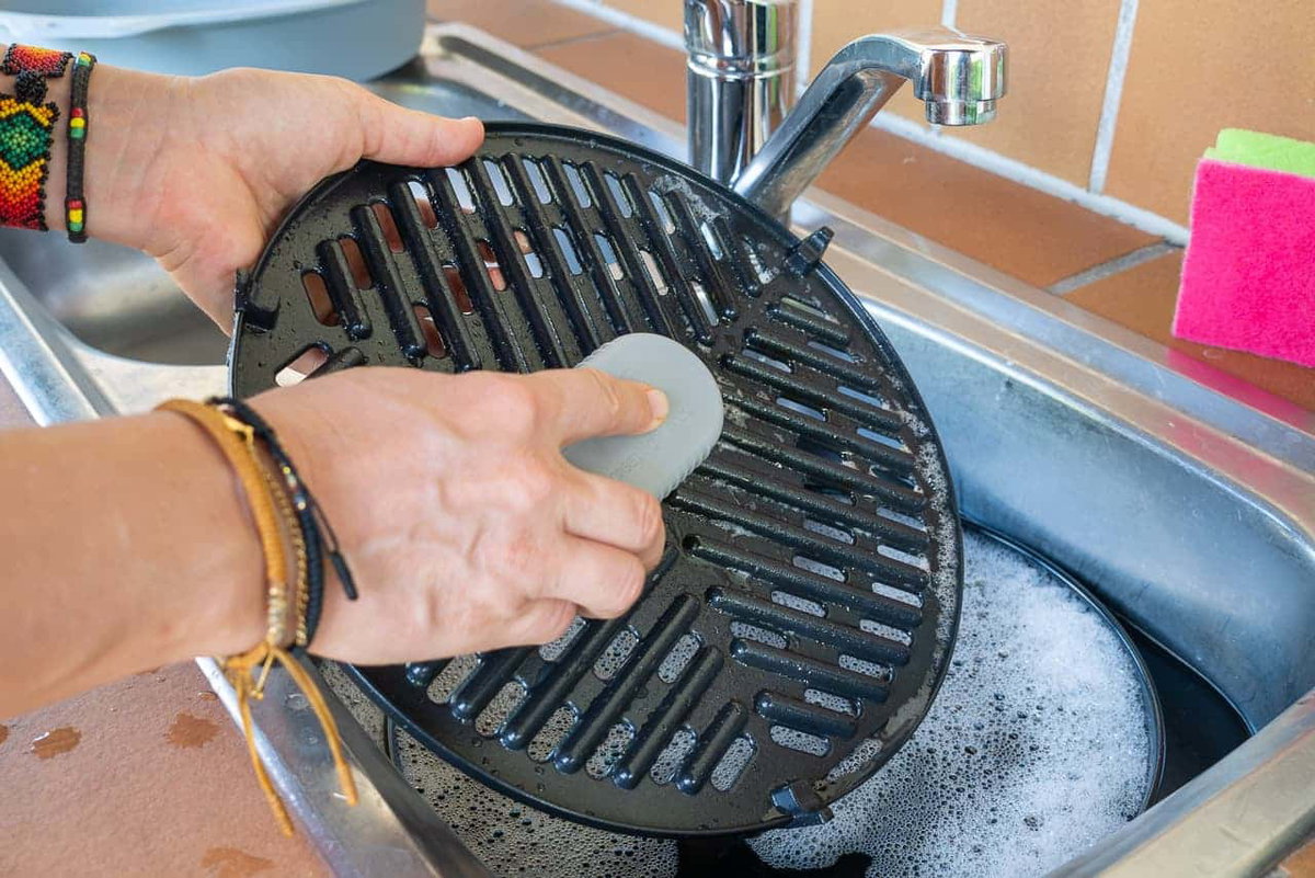 De antiaanbaklaag CeramiCoat van CADAC mag alleen met zachte borstels geschrobd worden.