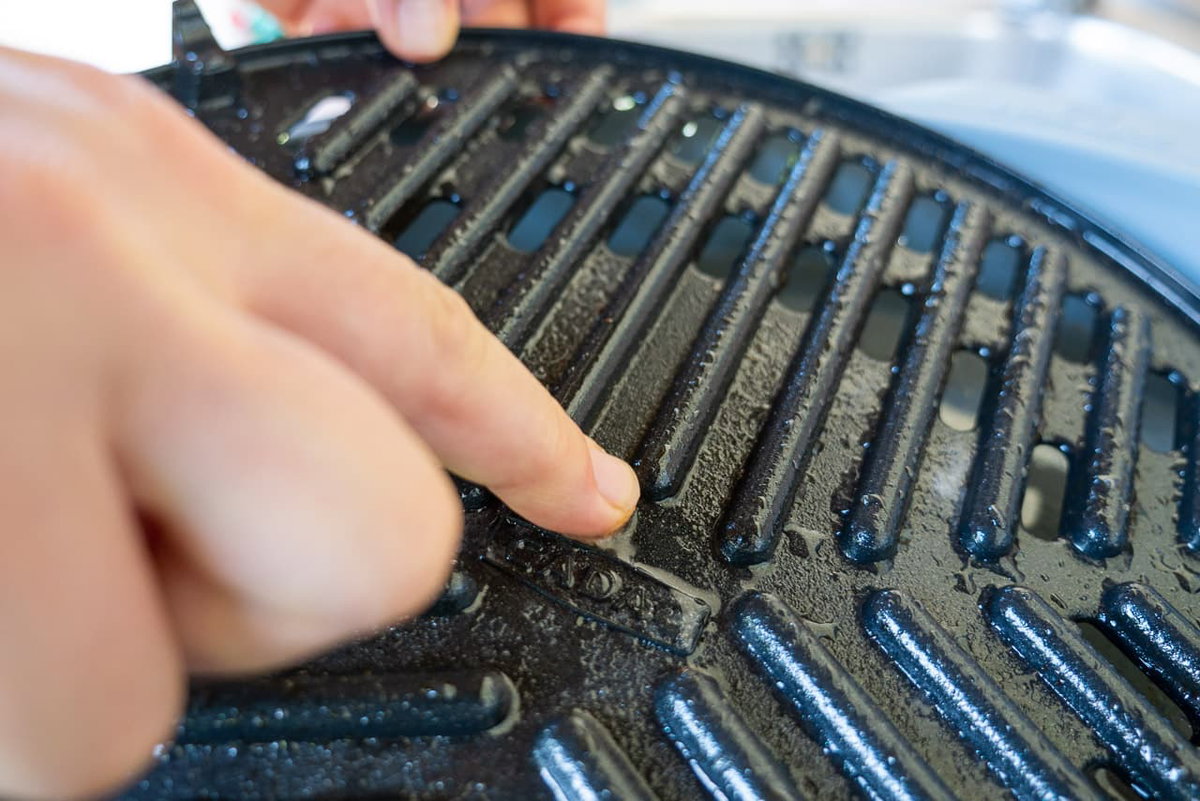 Na het weken laat het vet los van het CADAC-grillrooster