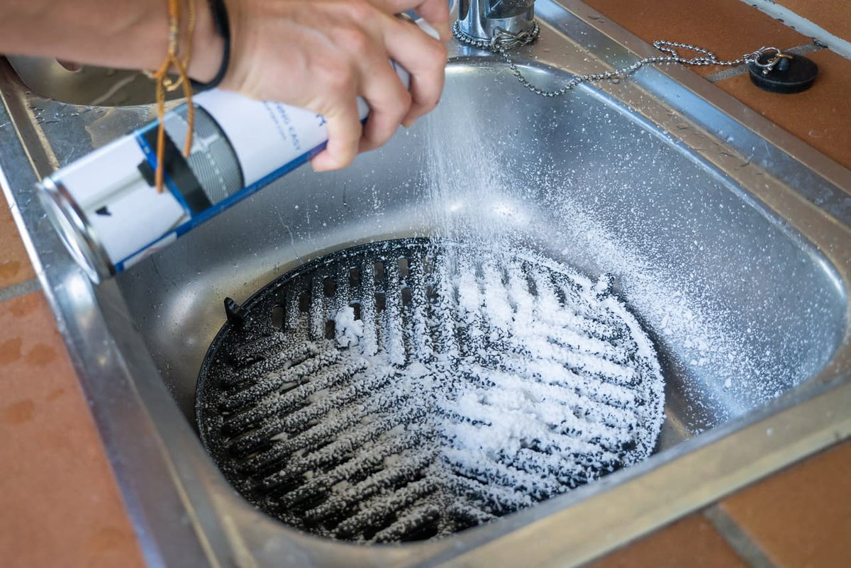 CADAC-reinigingsspray opspuiten tegen hardnekkige vervuiling