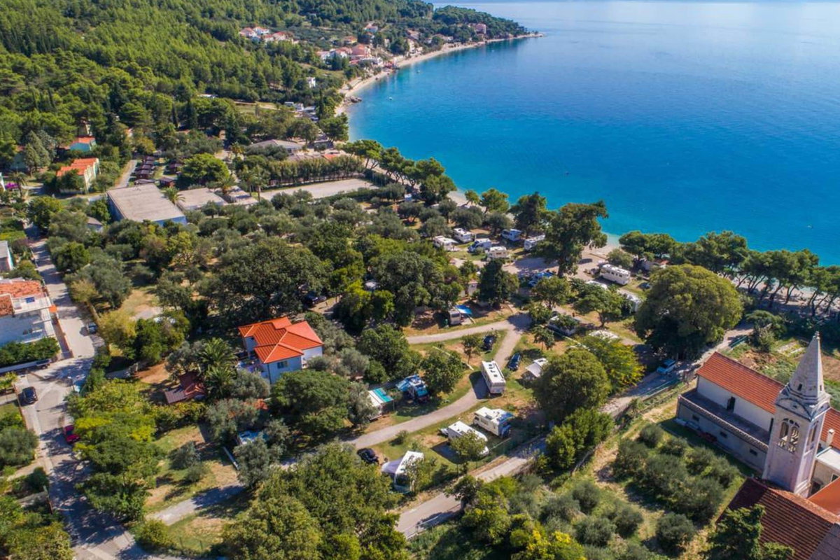Campings in Dalmatië - Op het platteland en toch centraal gelegen: Camping Viter © camping.info