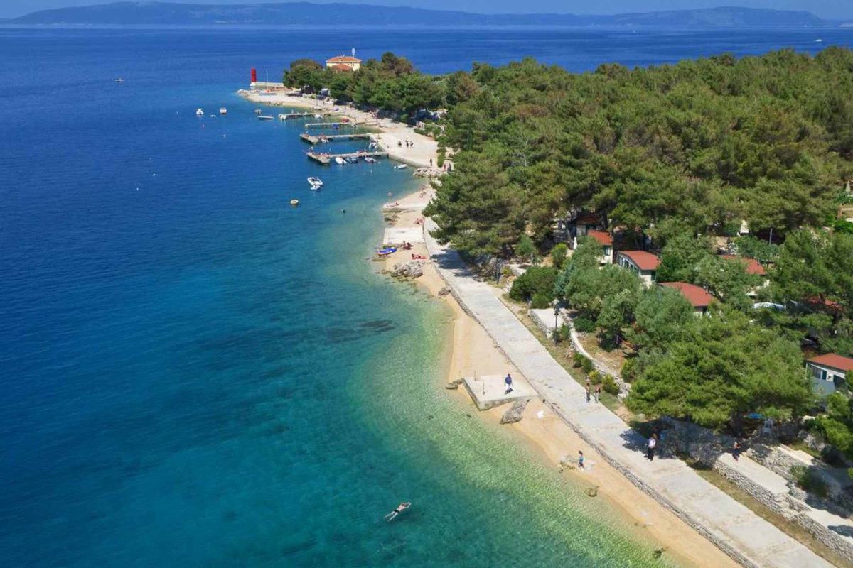 Het fijne kiezelstrand biedt volop ruimte om te ontspannen. © camping.info