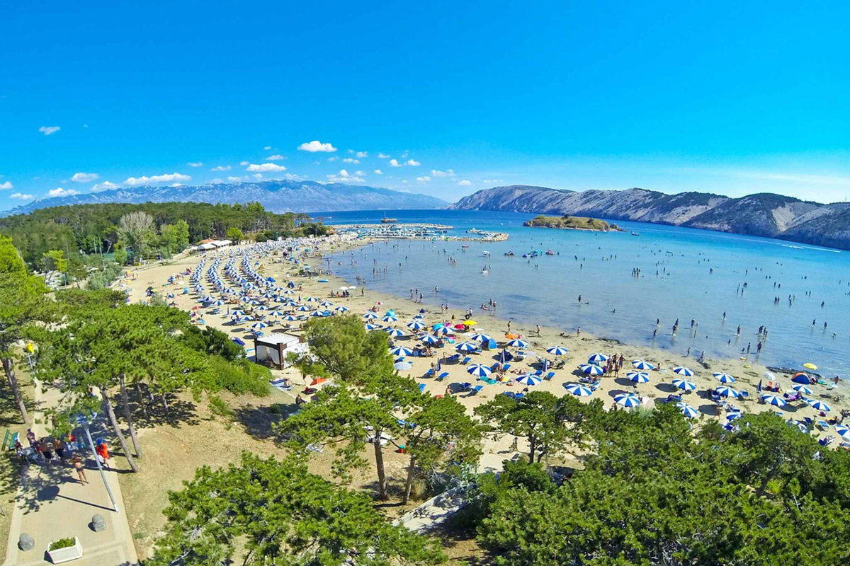 Campings Kvarner Bay - Het resort ligt direct aan de Paradijsbaai en biedt een fantastisch uitzicht op de Kvarner Baai. © PiNCAMP