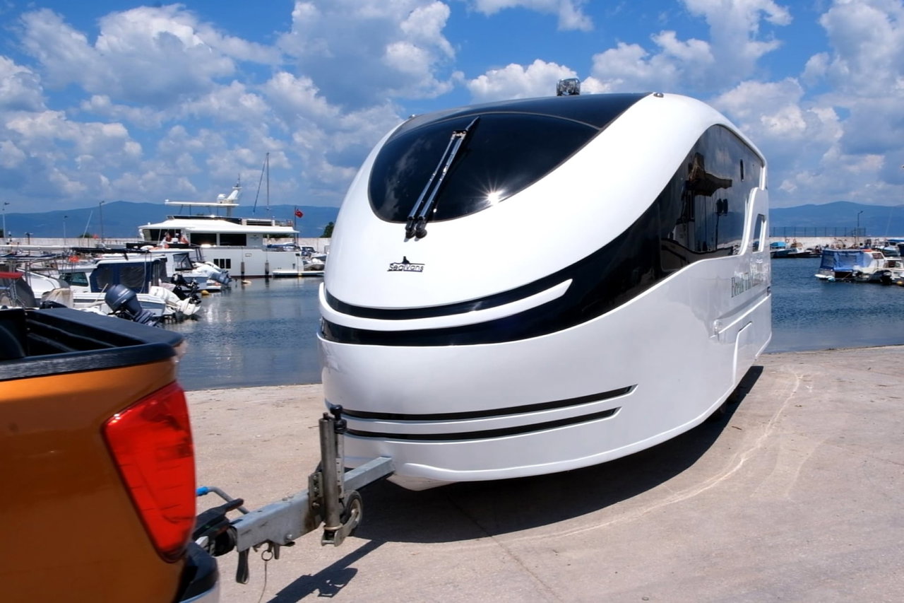 Sealvans Luxus-Wohnwagen, Caravan und Boot in einem, Hafen