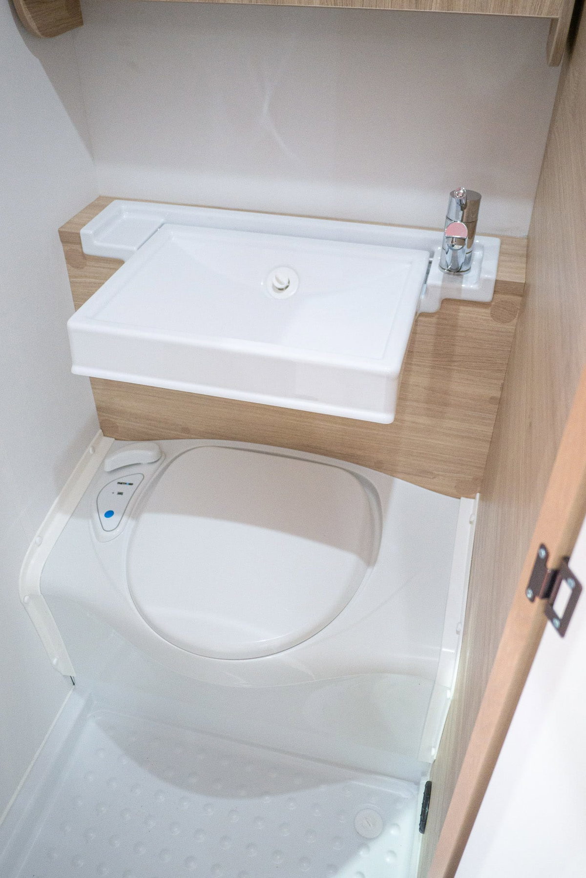 Sterckeman Easy 390 CP Caravan Salon 2023 Bad Toilette Waschbecken