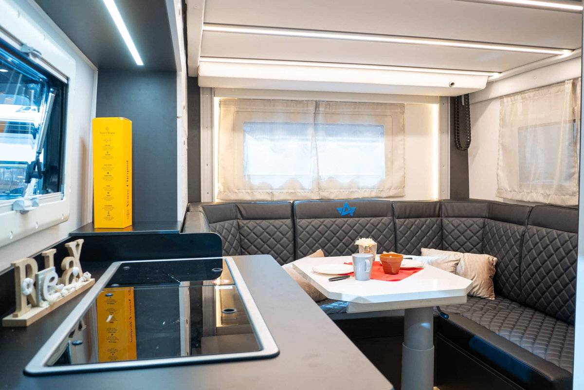Atlantis Compact 595 Caravan Salon 2023 Sitzgruppe