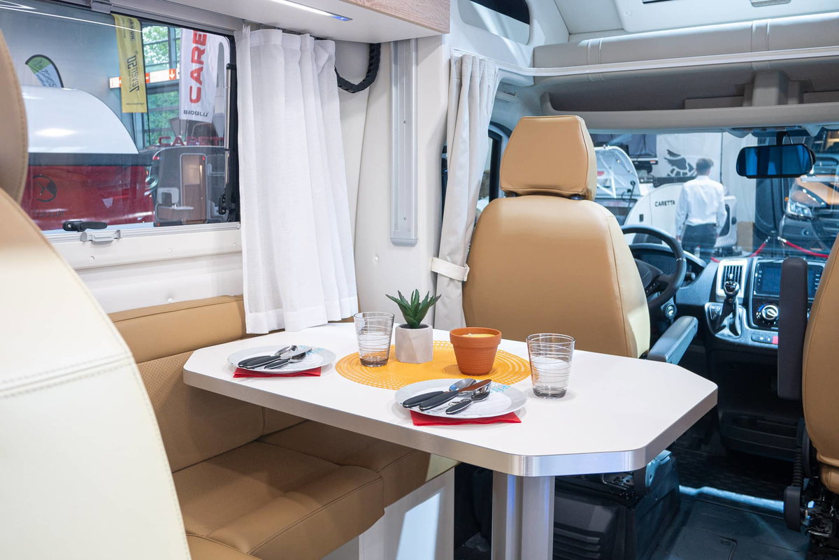 Atlantis Deluxe 695 Fahrerkabine Caravan Salon 2023
