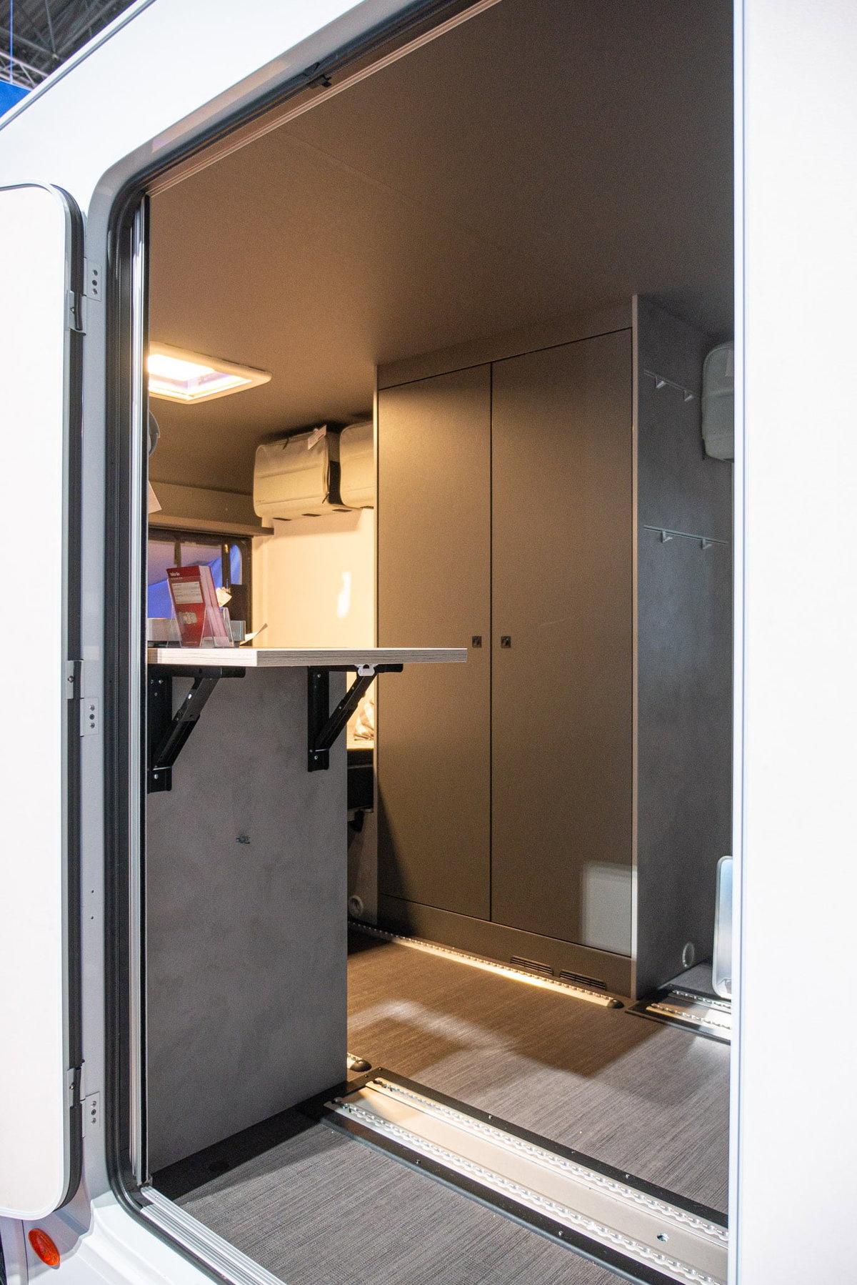 Dethleffs Yoka Go Caravan Salon 2023 Kleiderschrank geschlossen