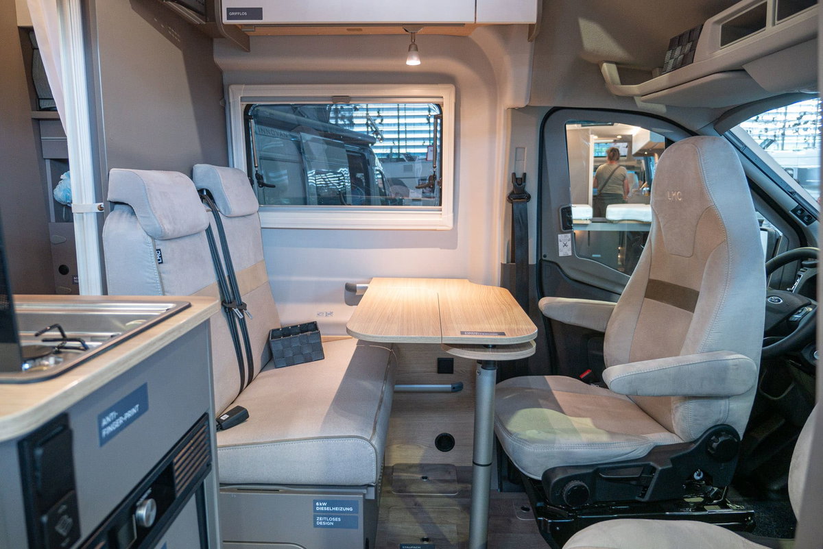 LMC Innovan 592 Caravan Salon 2023 Sitzgruppe