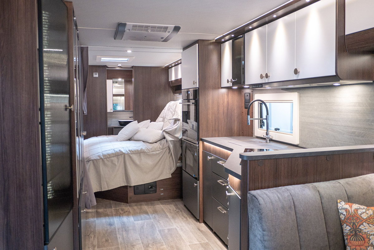 Polar Blackline 730 BQWL Caravan Salon 2023 Innen