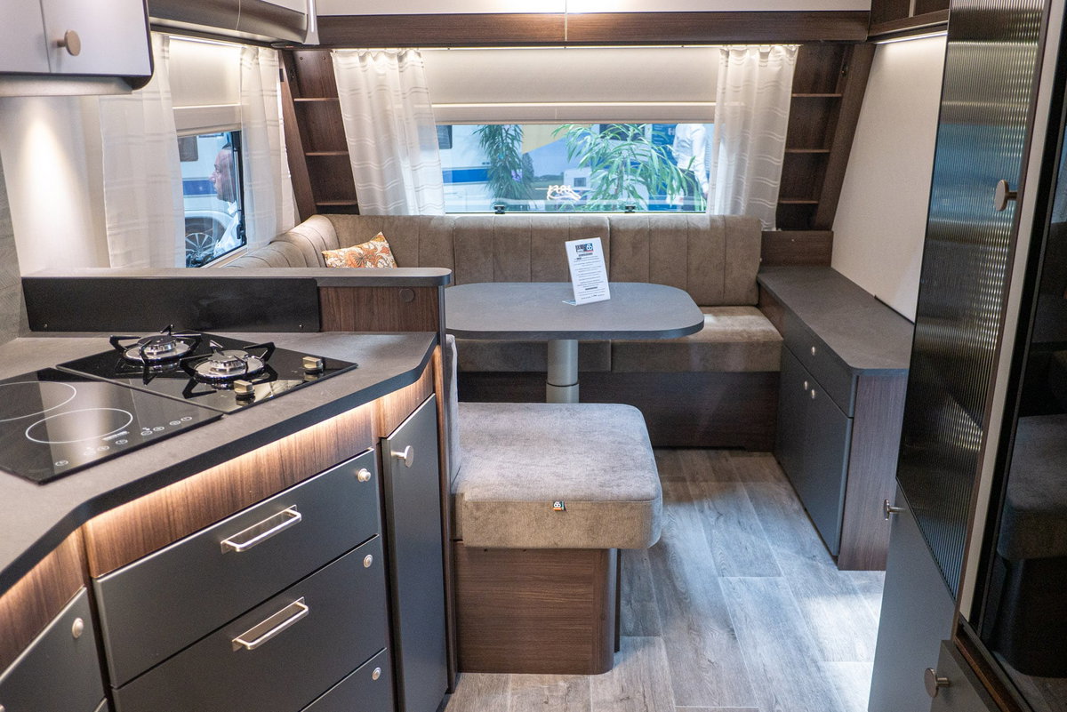 Polar Blackline 730 BQWL Caravan Salon 2023 Sitzgruppe