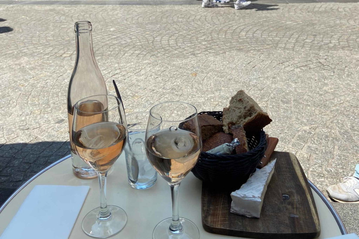 Camping in Paris - Bistro
