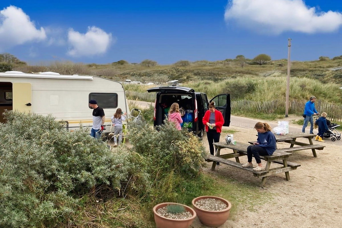 Checklist: Kamperen met een kind - Gezin voor een caravan op een camping