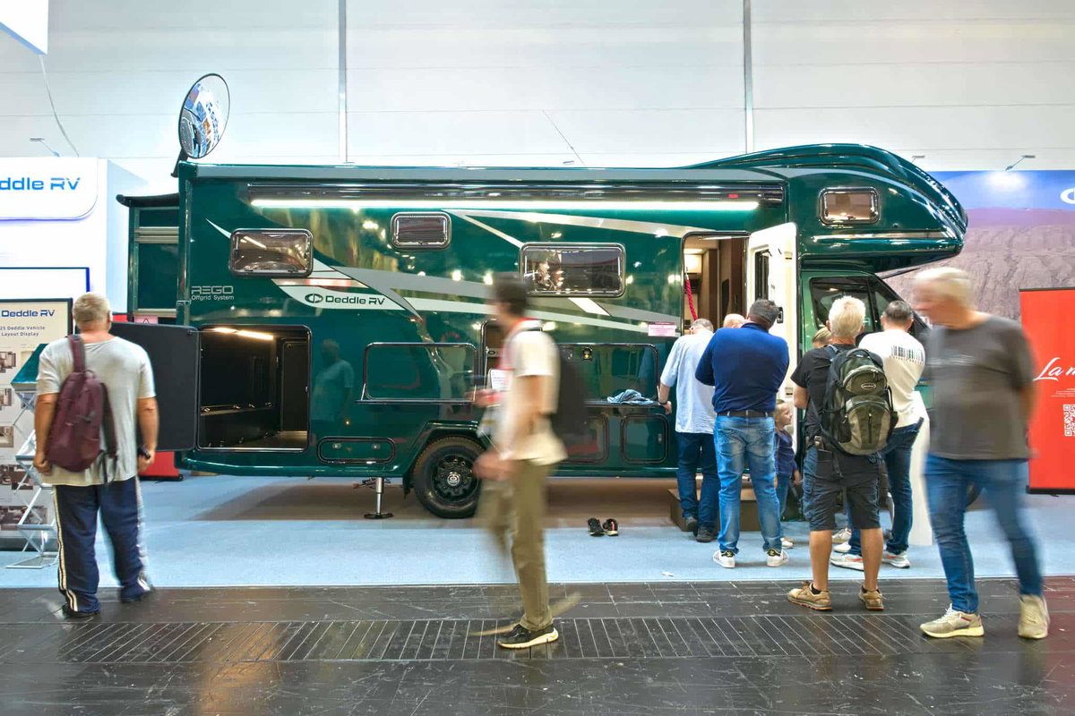 Deddle RV Carbonic Liner 78 - Buitenaanzicht Caravan Salon 2024