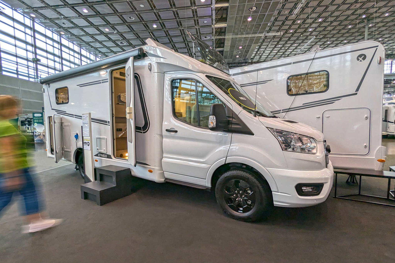 Nieuwe producten van Caravan Salon 2024: Etrusco V 6.8 SCF - semi-geïntegreerde camper met compacte afmetingen