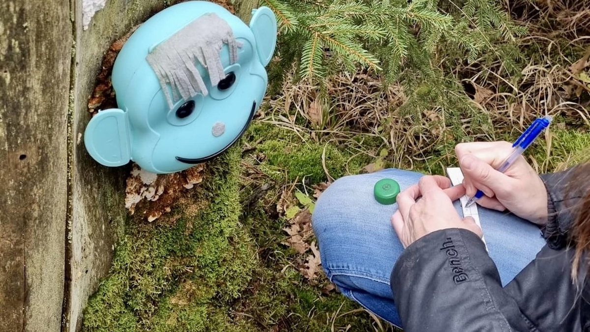 Geocaching als buitenspel met kinderen tijdens het kamperen
