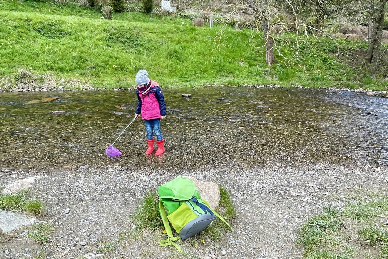 Kinderbeschäftigung und Spiele mit Kindern beim Camping