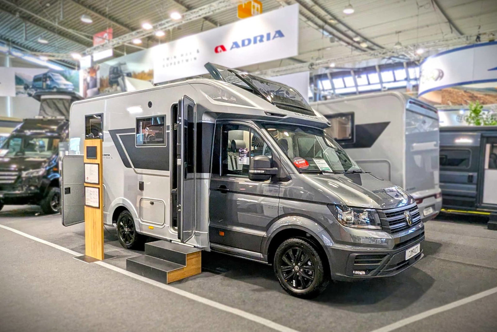 Adria Compact Max (2025) - Smal, halfintegraal model met een behaaglijke sfeer