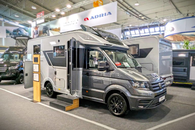 Adria Compact Max (2025) - Smal, halfintegraal model met een behaaglijke sfeer