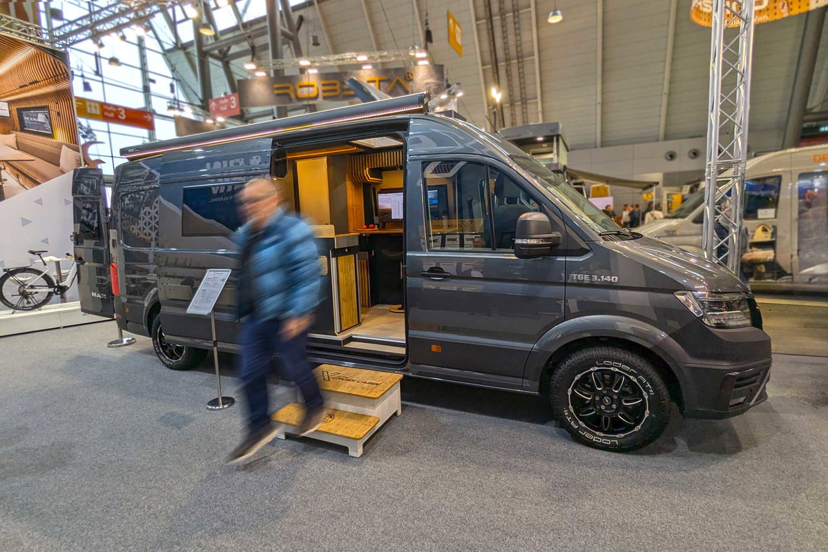 Alpine Cross Cabin Adventure Office (2026) in het CMT 2025 - buitenaanzicht