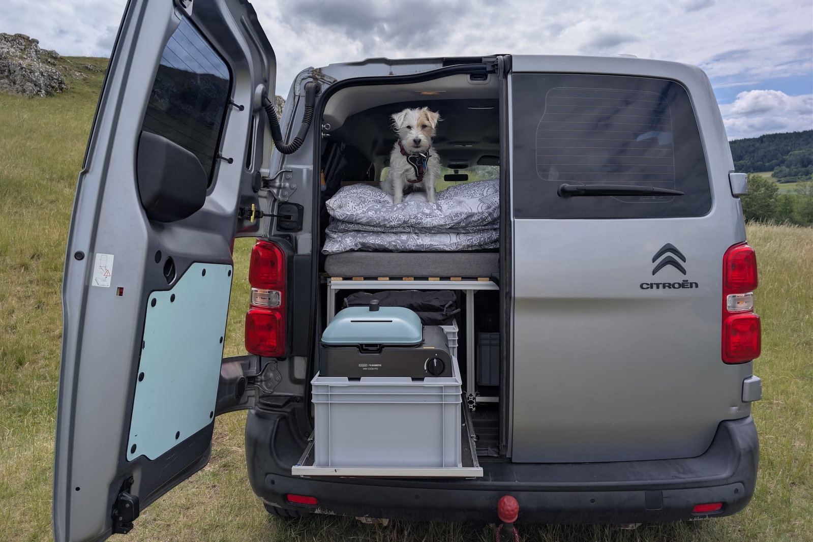 Deze modulaire campingkooktoestel tilt je vanlife-keuken naar het volgende niveau: Van Cook van CADAC | Dometic getest