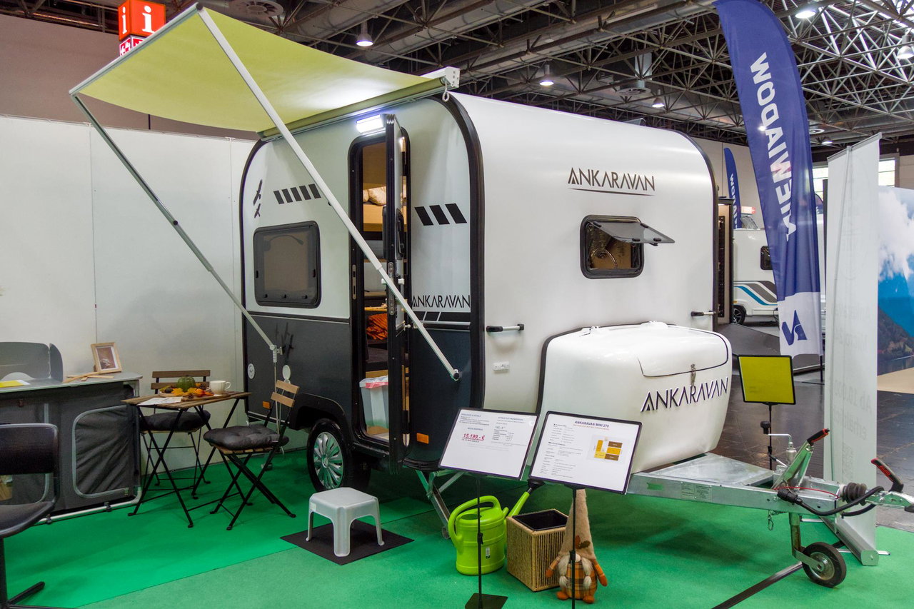 2,70 meter met douche, toilet en 3 slaapplaatsen: deze micro-caravan is een echt ruimtewonder