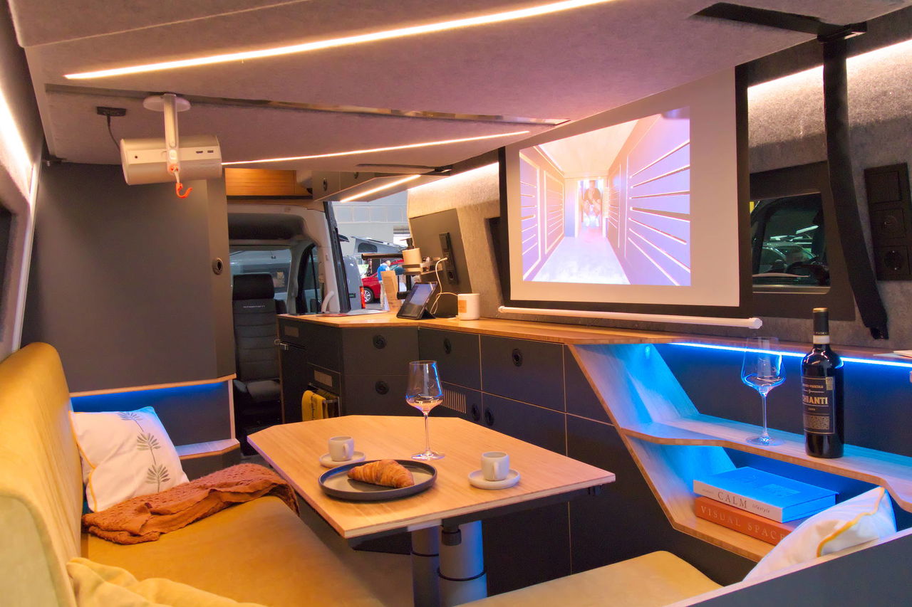 Onbeperkt douchen, beamer, kastbadkamer & achterbed: wat zit er in een camper van 300.000 euro?