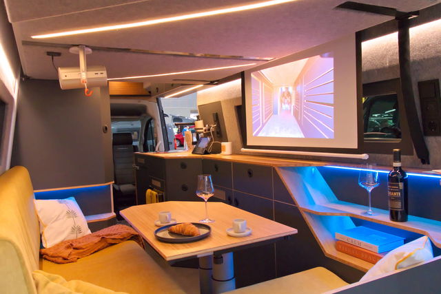 Onbeperkt douchen, beamer, kastbadkamer & achterbed: wat zit er in een camper van 300.000 euro?