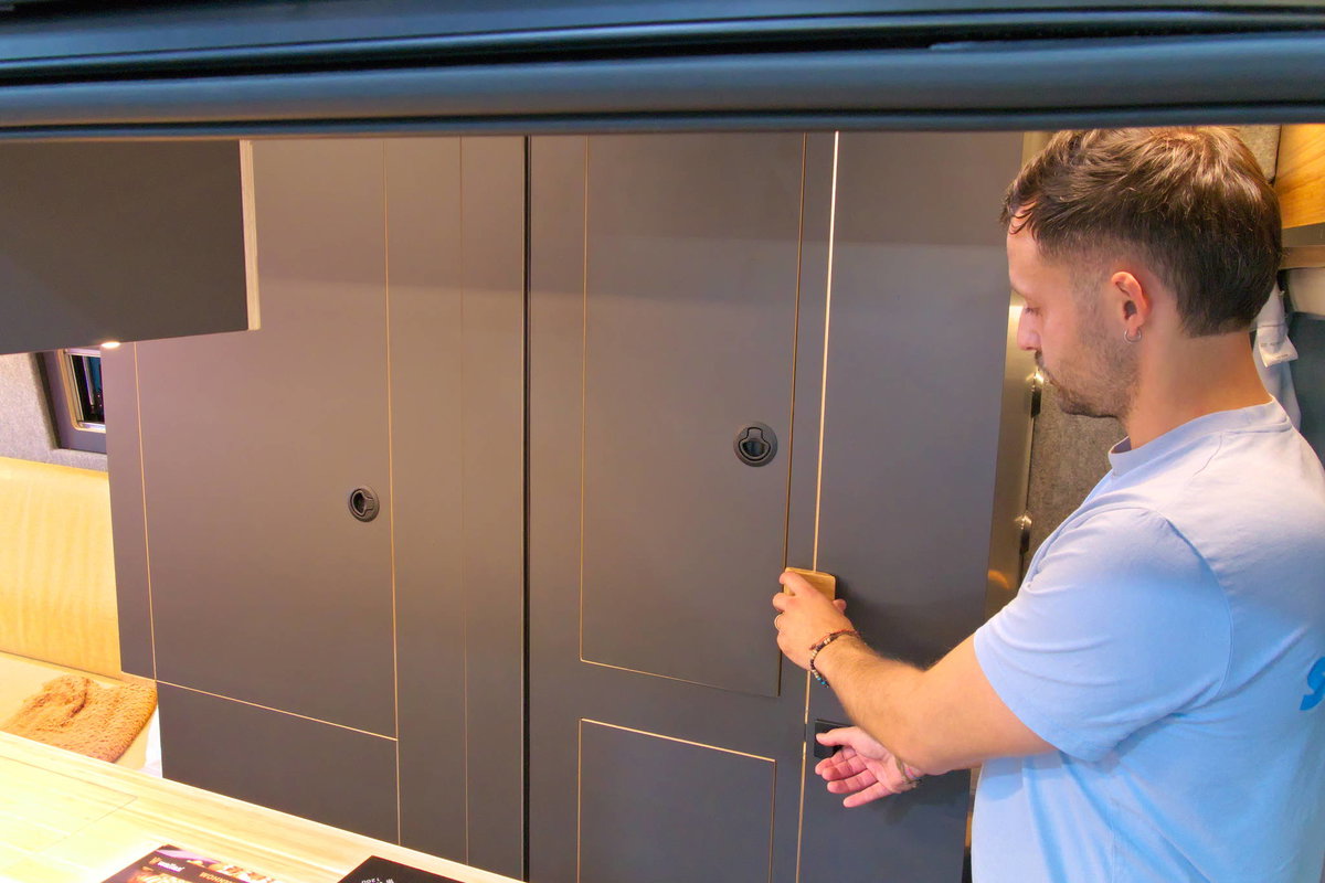 Camper Schmiede auf dem Caravan Salon 2026: Stauraum und Duschkabine.