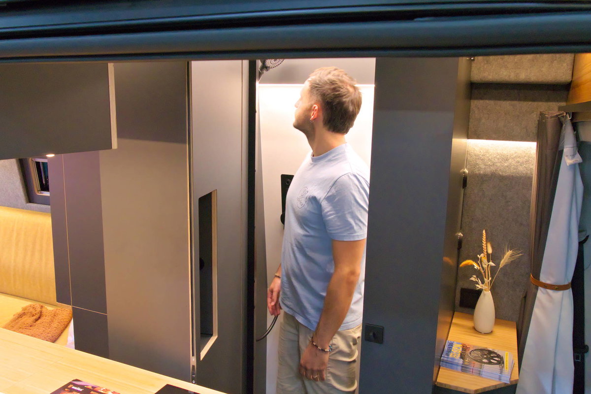 Camper Schmiede auf dem Caravan Salon 2026: Stauraum und Duschkabine.