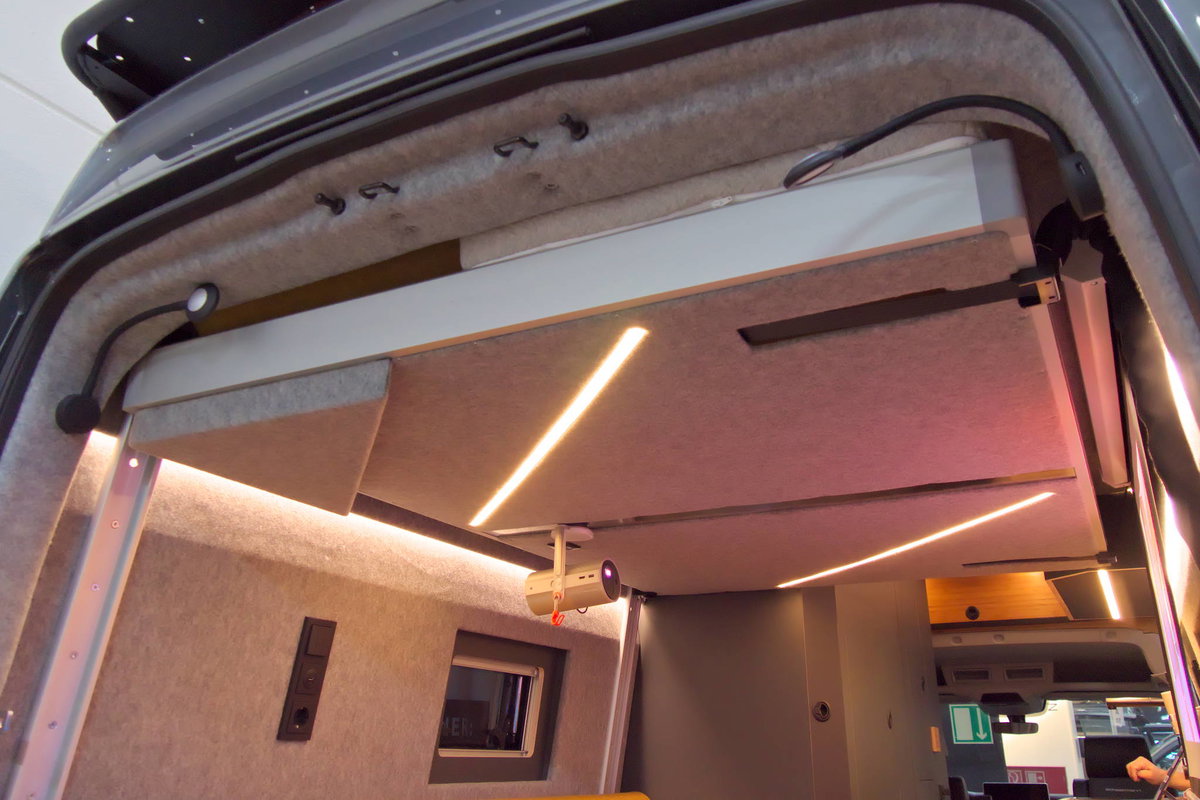 Camper Schmiede auf dem Caravan Salon 2026: Elektrisches Hubbett im Heck.