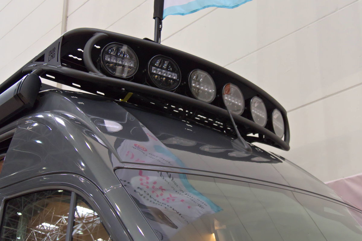 Camper Schmiede auf dem Caravan Salon 2026: Dachträgersystem mit Offroad-Zusatzscheinwerfern.