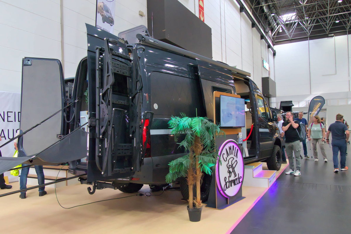 Camper Schmiede auf dem Caravan Salon 2026: Mercedes-Ausbau von hinten.