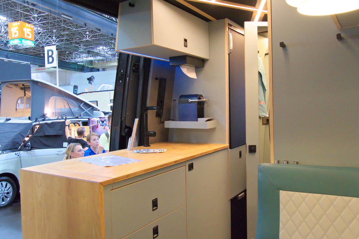 Camper schmiede auf dem Caravan Salon 2026: Küchenzeile.