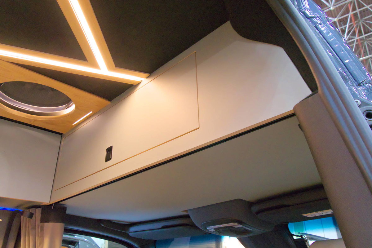 Camper schmiede auf dem Caravan Salon 2026: Oberschrank über der Fahrerkabine.