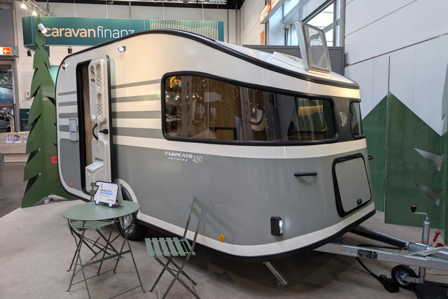 4,30 meter, 4 slaapplaatsen en geen gas aan boord: wat kan de compacte caravan Carpento 430?