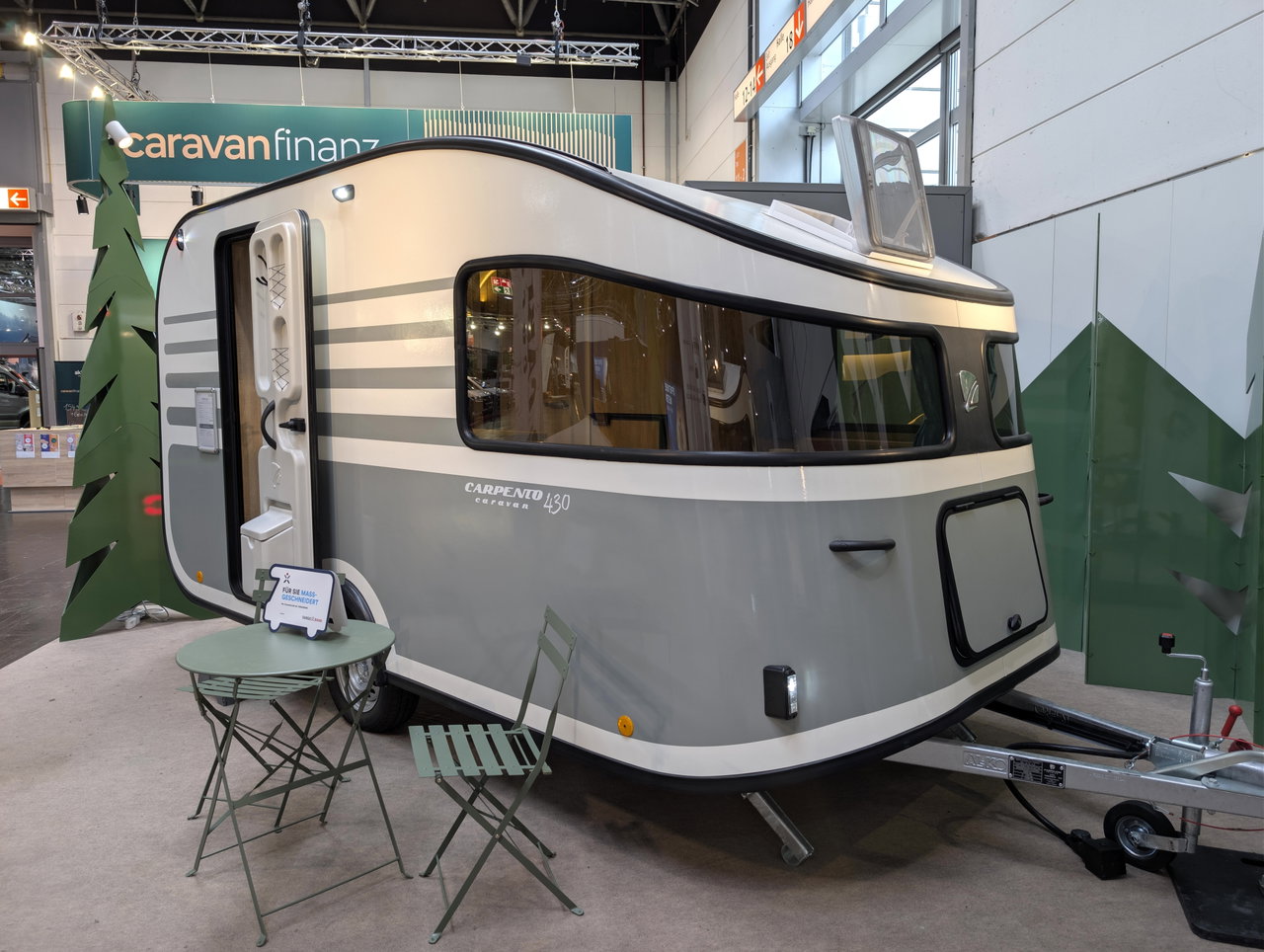 4,30 meter, 4 slaapplaatsen en geen gas aan boord: wat kan de compacte caravan Carpento 430?