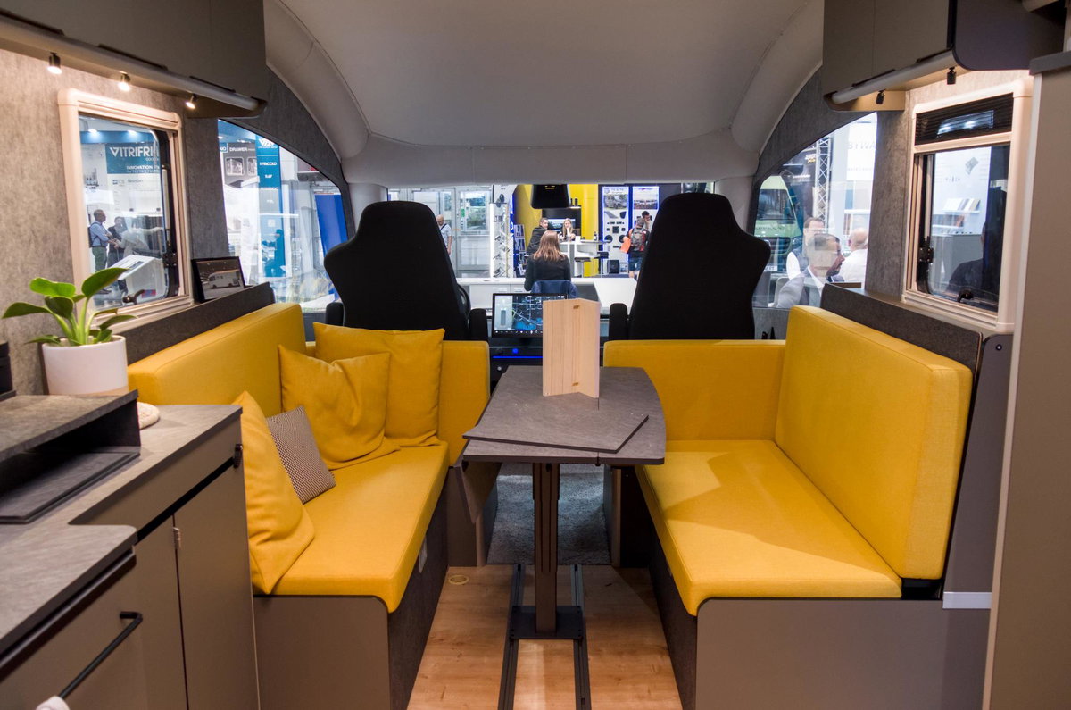 Cityfrighter/ Vöhringer auf dem Caravan Salon 2026: Sitzgruppe.