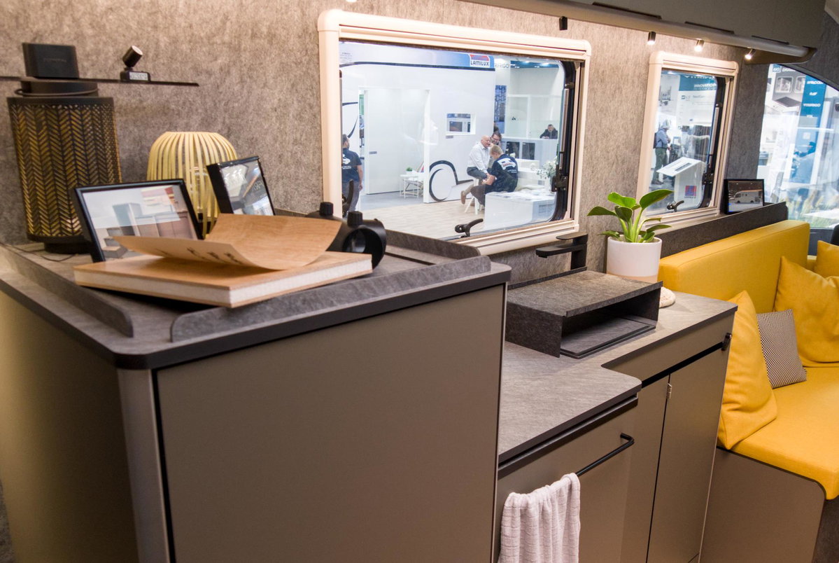 Cityfrighter/ Vöhringer auf dem Caravan Salon 2026: Stauraum im Wohnbereich.