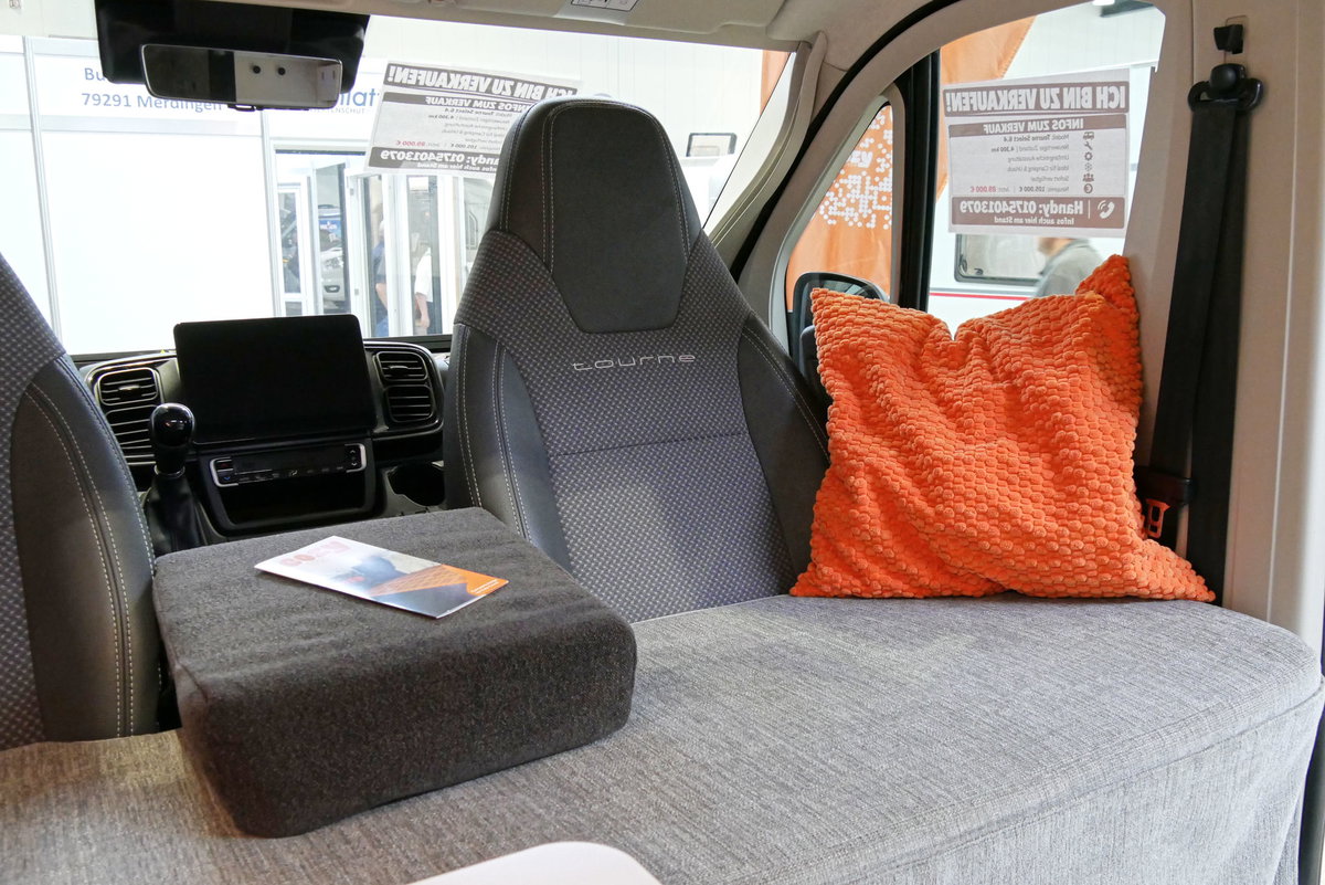 Die Cozy Couch verwandelt unbequeme drehbare Vordersitze in eine gemütliche Lounge.