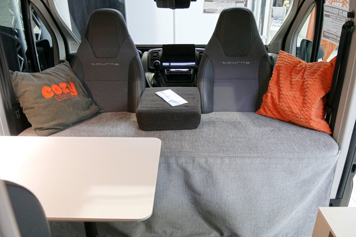 Viel wohnlicher: Die Sitzgruppe wird auch optisch durch das "Wohnmobilsofa" aufgewertet.