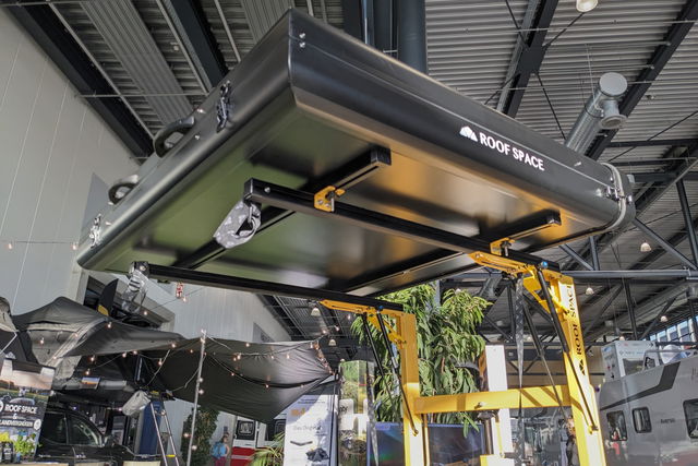Dakentent alleen op de auto tillen? Deze lift tilt 100 kg voor je